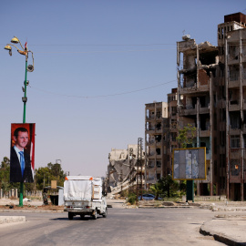 Un cartel del presidente sirio Bashar al-Assad en el distrito de Waer en la ciudad siria central de Homs, Siria / Omar Sanadiki - REUTERS
