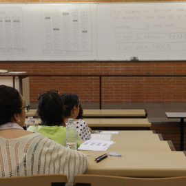 Opositores en la Facultad de Economía en Barcelona este sábado 1 de julio de 2023.