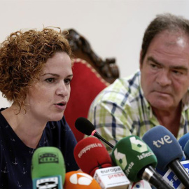 La hermana de la fallecida, Raquel Garrido, junto a su padre, Ramón Garrido, durante la rueda de prensa en el ayuntamiento de Masalavés. | MIGUEL ANGEL POLO (EFE)