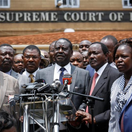 El líder de la principal coalición opositora, la Súper Alianza Nacional (NASA), y candidato presidencial, Raila Odinga (c), junto con sus compañeros, Musalia Mudavadi (2-i), Moses Wetangula (3-i), y Kalonzo Musyoka (3-d), ofrece una rueda de prensa fr