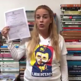 Lilian Tintori, en el vídeo de su cuenta de 'Twitter' en el que denuncia una "persecución" contra su familia.
