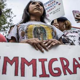 Miembros de la comunidad migrante se manifiestan contra la ley SB1718, en Homestead, Florida, a 1 de julio de 2023