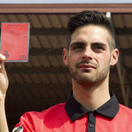 El primer árbitro español que se ha declarado abiertamente gay, Jesús Tomillero, que ha decidido contar su historia en un libro para ayudar a otros homosexuales a perder el miedo a salir del armario en el mundo fútbol. EFE/Mariam A.Montesinos