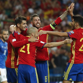 Los jugadores de la selección española celebran el tercer gol de la selección española durante el encuentro clasificatorio para el mundial de Rusia 2018, que disputan esta noche frente a la selección italiana en el estadio Santiago Bernabéu, en Madr