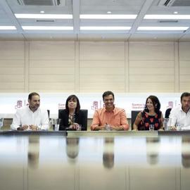 El secretario general del PSOE, Pedro Sánchez, acompañado por los miembros de la ejecutiva. EFE/Emilio Naranjo