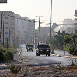 Vehículos blindados israelíes atraviesan la ciudad ocupada de Yenín, en Cisjordania, el 3 de julio de 2023, después de un ataque.