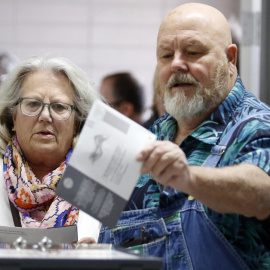 Los residentes del condado de Nye entregan sus votos por correo en las elecciones intermedias de EEUU en Pahrump, Nevada, a 8 de noviembre de 2022.