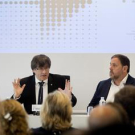 El president Carles Puigdemont i el vicepresident Oriol Junqueras, amb el secretari d'Hisenda, Lluís Salvadó i el director de la ATC, Eduard Vilà. EFE/Marta Pérez