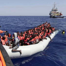Miembros de la ONG maltesa MOAS rescatan una embarcación llena de personas migrantes en el Mediterráneo Central.-REUTERS