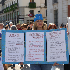 Varias personas se manifiestan bajo el lema ¡No más víctimas en las residencias de la Comunidad de Madrid!, en la Puerta del Sol, a 6 de mayo de 2023, en Madrid, (España).