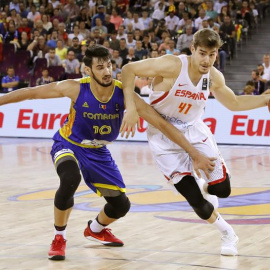 El jugador de la selección española de Baloncesto Juancho Hernangómez pelea el control del balón ante la oposición del jugador de la selección de Rumanía Bogdan Nicolescu. - EFE