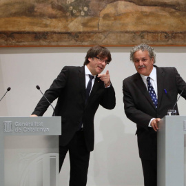 El presidente de la Generalitat, Carles Puigdemont, y el Premio Nobel de la Paz 2015, Ahmed Galai en el Palau de la Generalitat donde han ofrecido una declaración institucional. EFE/Toni Albir