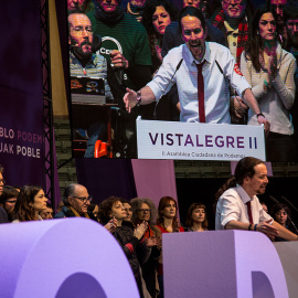El líder de Podemos, Pablo Iglesias, en el escenario tras la proclamación de los resultados de las votaciones de la Asamblea Ciudadana Estatal de Vistalegre II. JAIRO VARGAS