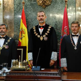 El rey Felipe VI acompañado por el presidente del Tribunal Supremo y del Consejo General del Poder Judicial, Carlos Lesmes (i), y el ministro de Justicia, Rafael Catalá (d), al inicio de la solemne sesión de apertura del año judicial 2017/2018 celebra