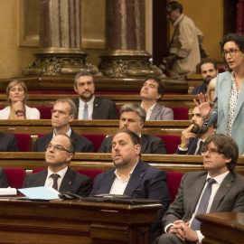 Junts pel Sí y la CUP piden que se debata y vote la Ley del Referéndum, con sólo dos horas de margen para que los grupos presenten enmiendas. En la imagen la portavoz de JxSí, Marta Rovira,detrás, en el momento de hacer la petición. EFE/Marta Pérez