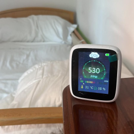 Un termómetro marca una temperatura de 31º en una habitación de una residencia de Madrid, a 3 de julio de 2023.