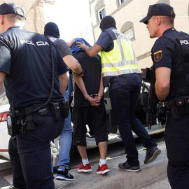 Efectivos de la Policía Nacional trasladan a la persona detenida en la operación antiyihadista. | EFE