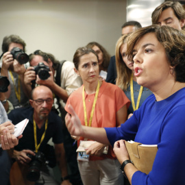 La vicepresidenta del Gobierno, Soraya Sáenz de Santamaría, contesta a las preguntas de los periodistas tra su comparecencia en el Palacio de La Moncloa.EFE/Ángel Díaz
