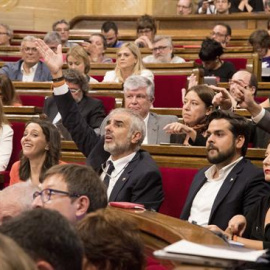 El pleno del Parlament, vota hoy en medio de las protestas de algunos diputados, que se amplíe a la orden del día del pleno para incluir la ley del referéndum / EFE/Marta Pérez