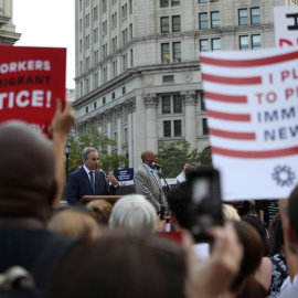 El fiscal general de Nueva York habla en una manifestación en protesta por la disolución planeada de DACA en Manhattan, Nueva York. / REUTERS