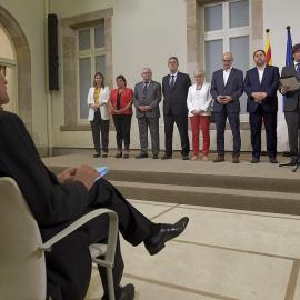 El expresidente de la Generalitat, Artur Mas (i), durante la declaración institucional del presidente del gobierno catalán, Carles Puigdemont (2d), acompañado por los miembros de la mesa tras la firma de la convocatoria del referéndum y la aprobación