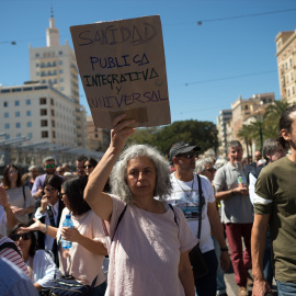 Una mujer sostiene una pancarta durante una manifestación en defensa de la sanidad pública, a 25 de marzo de 2023, en Málaga.