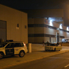Agentes de la Guardia Civil vigilan desde primeras horas de la tarde de la sede de una imprenta ubicada en un polígono industrial de Constantí (Tarragona), que podría imprimir el censo para el referéndum soberanista del 1 de octubre. EFE/Jaume Sellart