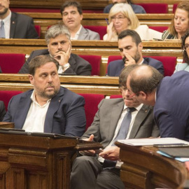 Miquel Iceta charlando con el presidente de la Generalitat, Carles Puigdemont, en presencia del vicepresidente del Govern, Oriol Junqueras, durante la sesión del Parlament de este pasado miércoles 6 de septiembre. EFE/ Marta Pérez