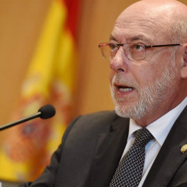 El fiscal general del Estado, José Manuel Maza,durante la lectura del comunicado donde anuncia querellas del ministerio público contra el Govern y la Mesa del parlamento catalán por, " al menos", los delitos de prevaricación, malversación y desobedie