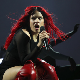 La cantante Rosalía durante un concierto. Isaac Buj / Europa Press.