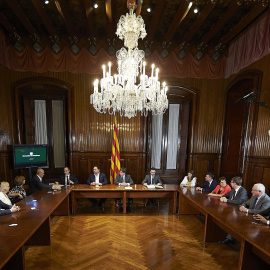 Vista general de la mesa durante la firma de la convocatoria de referéndum tras la aprobación de la ley este miércoles 6 en el Parlament, en Barcelona. EFE/ Alejandro García