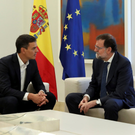 El presidente del Gobierno, Mariano Rajoy, y el secretario general del PSOE, Pedro Sánchez, en su reunión en el Palacio de la Moncloa, tras la aprobación en el Parlament catalán de la ley de referéndum de independencia. REUTERS/Susana Vera