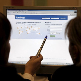 Facebook, Google y Tumblr retiran contenidos que promueven la anorexia y la bulimia. EFE/Emilio Naranjo