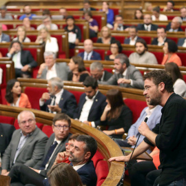 El lider de Podem en el Parlament, Albano Dante, durante su intervención en la sesión donde se ha aprobado la ley del referéndum. EFE / Toni Albir.