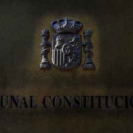Placa con el escudo de España a la entrada de la sede del Tribunal Constitucional. REUTERS/Susana Vera