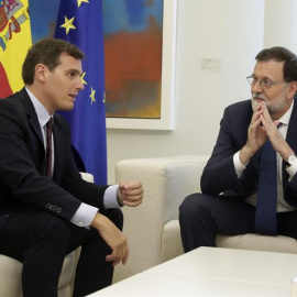 El presidente del Gobierno, Mariano Rajoy (d), y el presidente de Ciudadanos, Albert Rivera (i), durante la reunión que han mantenido en el Palacio de la Moncloa. EFE/Zipi