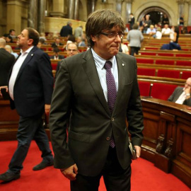 El presidente de la Generalitat, Carles Puigdemont (d) y el vicepresidente del Govern, Oriol Junqueras (i), abandonan hoy el hemiciclo del Parlament de Catalunya. EFE/Toni Albir