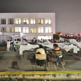 Pacientes y médicos de un hospital en Villahermosa (México) permanecen fuera tras un fuerte sismo de magnitud 8,2 en la escala abierta de Richter que ha sacudido México. EFE/STR