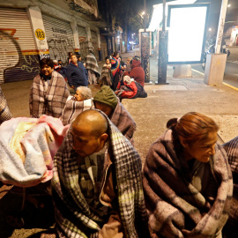 Un grupo de gente se arropa con mantas en la calle tras el terremoto de México./REUTERS