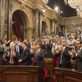 Los diputados aplauden tras la aprobación la Ley de Transitoriedad Jurídica, esta noche en el Parlament, en Barcelona. EFE/Marta Pérez