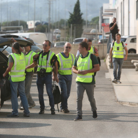 Agentes de la Guardia Civil salen tras el registro de las instalaciones de la imprenta de Constantí (Tarragona) después de dos días vigilando esta empresa por si se localizase documentación relacionada con el referéndum del 1 de octubre. EFE/Jaume Se