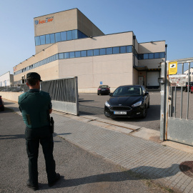 Civil Guards officers stop a car for inspection as it leaves Indugraf Offset SA printing house in Constanti town, near Tarragona, Spain, September 8, 2017. REUTERS/Albert Gea