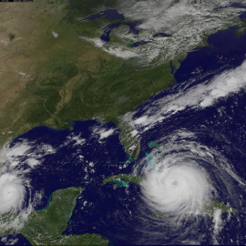 Imagen de satélite proporcionada por la NASA: a la derecha de la imagen, el huracán Irma, a la izquierda, sobre la costa de México, el huracán Katia. | REUTERS