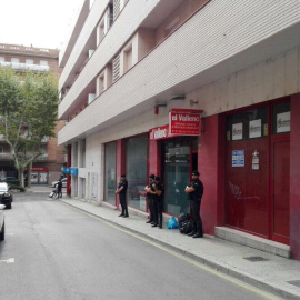 La Guardia Civil registra la sede del semanario El Vallenc en busca de material para el referéndum del 1-O./Twitter