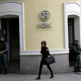 La Guardia Civil a las puertas de la sede del banco chino ICBC en Madrid, durante la operación contra el blanqueo realizada el pasado miércoles. REUTERS/Juan Medina