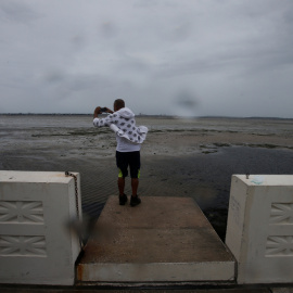 Un hombre fotografía la bahía de Hillsborough, en Tampa (Florida), donde el agua desapareció al paso del huracán Irma. REUTERS
