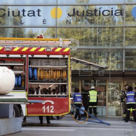 Los bomberos de la ciudad de Valencia en el incendio del pasado domingo en la Ciudad de la Justicia / EFE