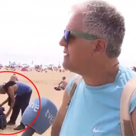 Momento en el que un ladrón roba el bolso a un bañista durante un reportaje en directo en la playa de Barcelona.
