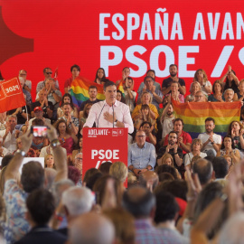 El secretario general del PSOE y presidente del Gobierno, Pedro Sánchez, interviene en el acto de inicio de la campaña, en el Pabellón de Convenciones de la Casa de Campo de Madrid
