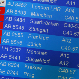 Una pantalla muestra los vuelos de Air Berlin cancelados en el aeropuerto de Tegel, en la capital alemana. REUTERS/Axel Schmidt